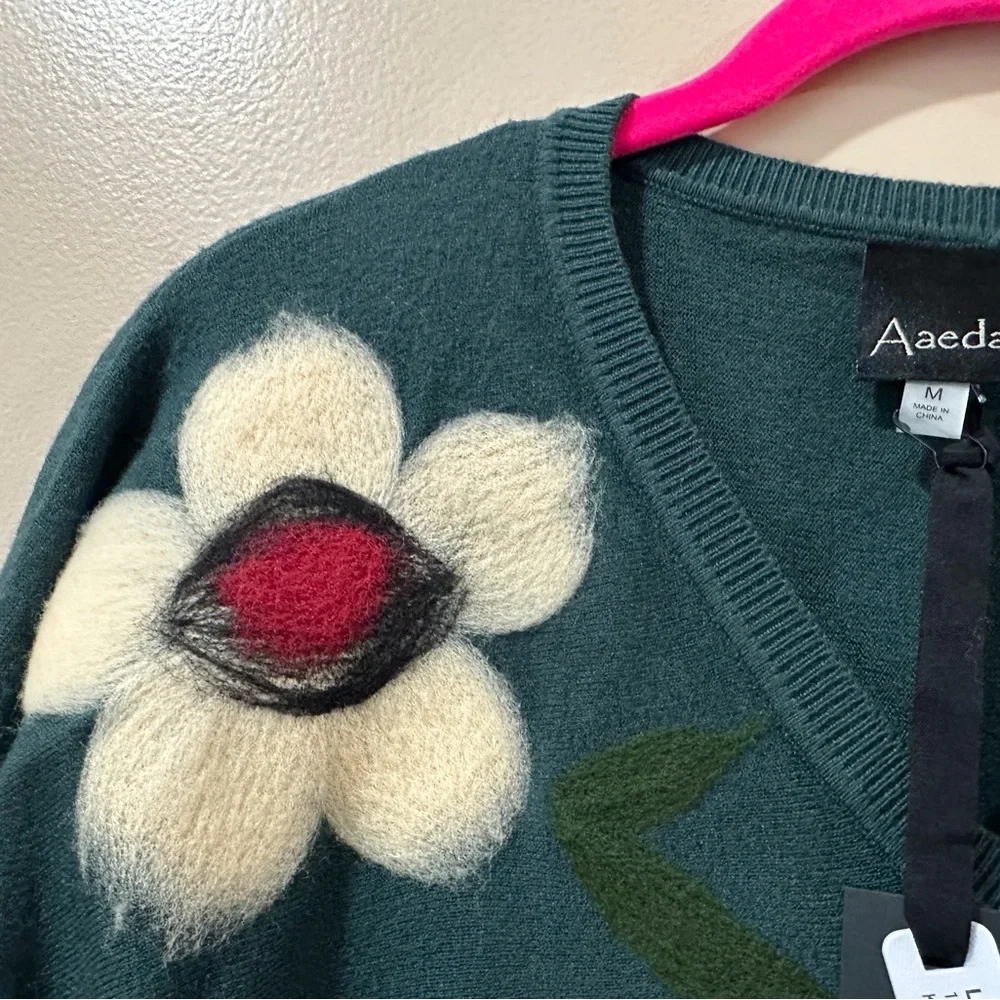 Aaeda Green V-Neck Sweater 3D Flower Appliqué Dolman Sleeve Knit Top Women M New - Picture 4 of 6